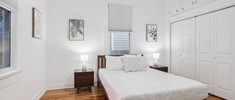 2 Schlafzimmer, Schreibtisch, Bügeleisen/Bügelbrett, Reisekinderbett