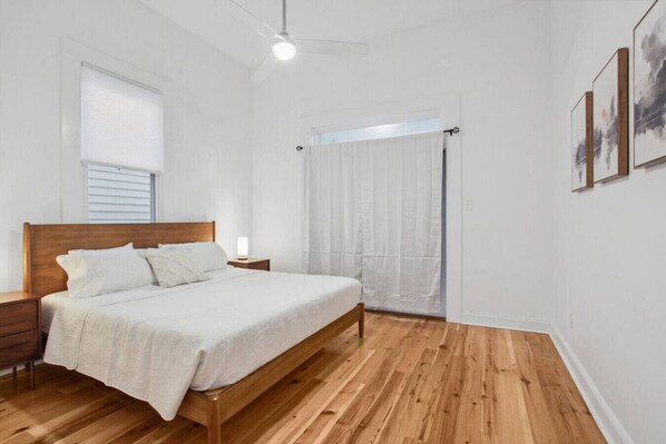 2 habitaciones, escritorio y tabla de planchar con plancha