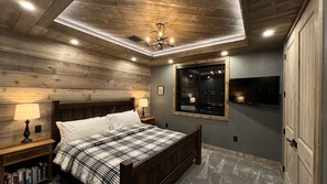 4 habitaciones, escritorio y tabla de planchar con plancha 