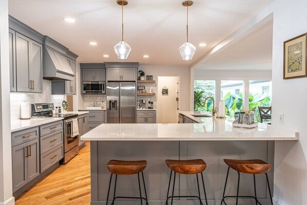 Fridge, microwave, oven, stovetop - Banjos Golf Retreat- In the heart of Pinehurst (Pinehurst)