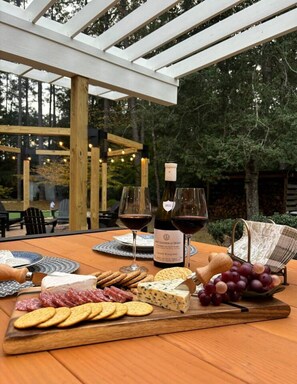 Outdoor dining - Banjos Golf Retreat- In the heart of Pinehurst (Pinehurst)
