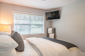 5 bedrooms, desk, iron/ironing board, WiFi