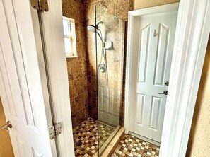 Douche, séchoir à cheveux, serviettes fournies, savon