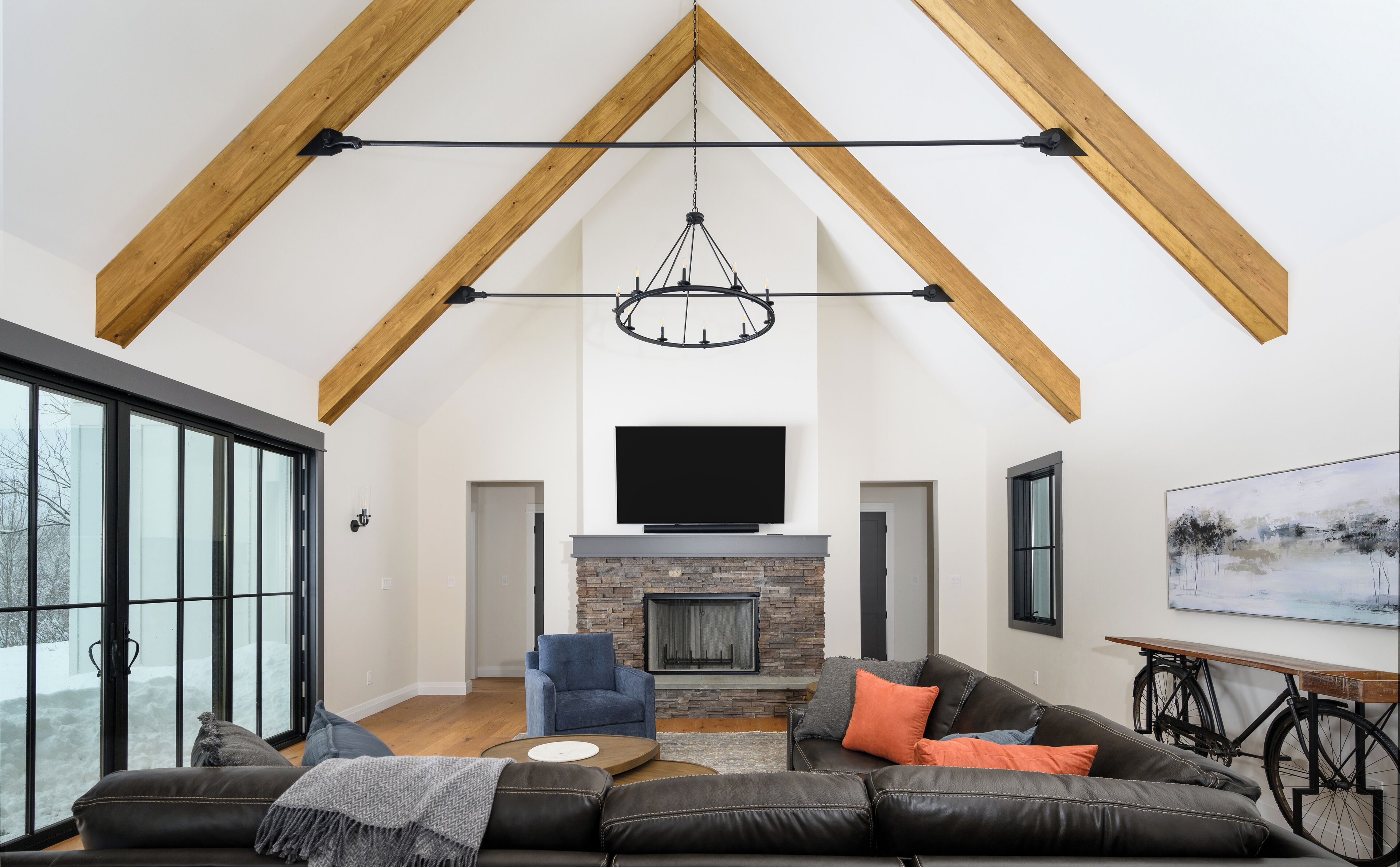 Una televisión, una chimenea