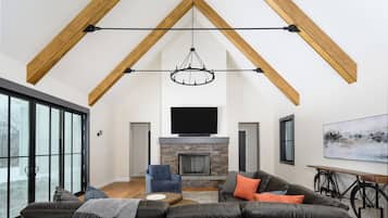 Una televisión, una chimenea