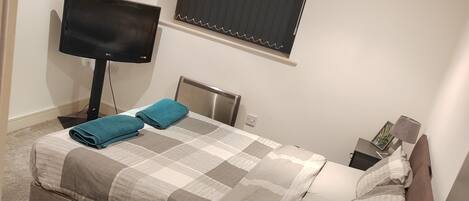 1 habitación, tabla de planchar con plancha y ropa de cama