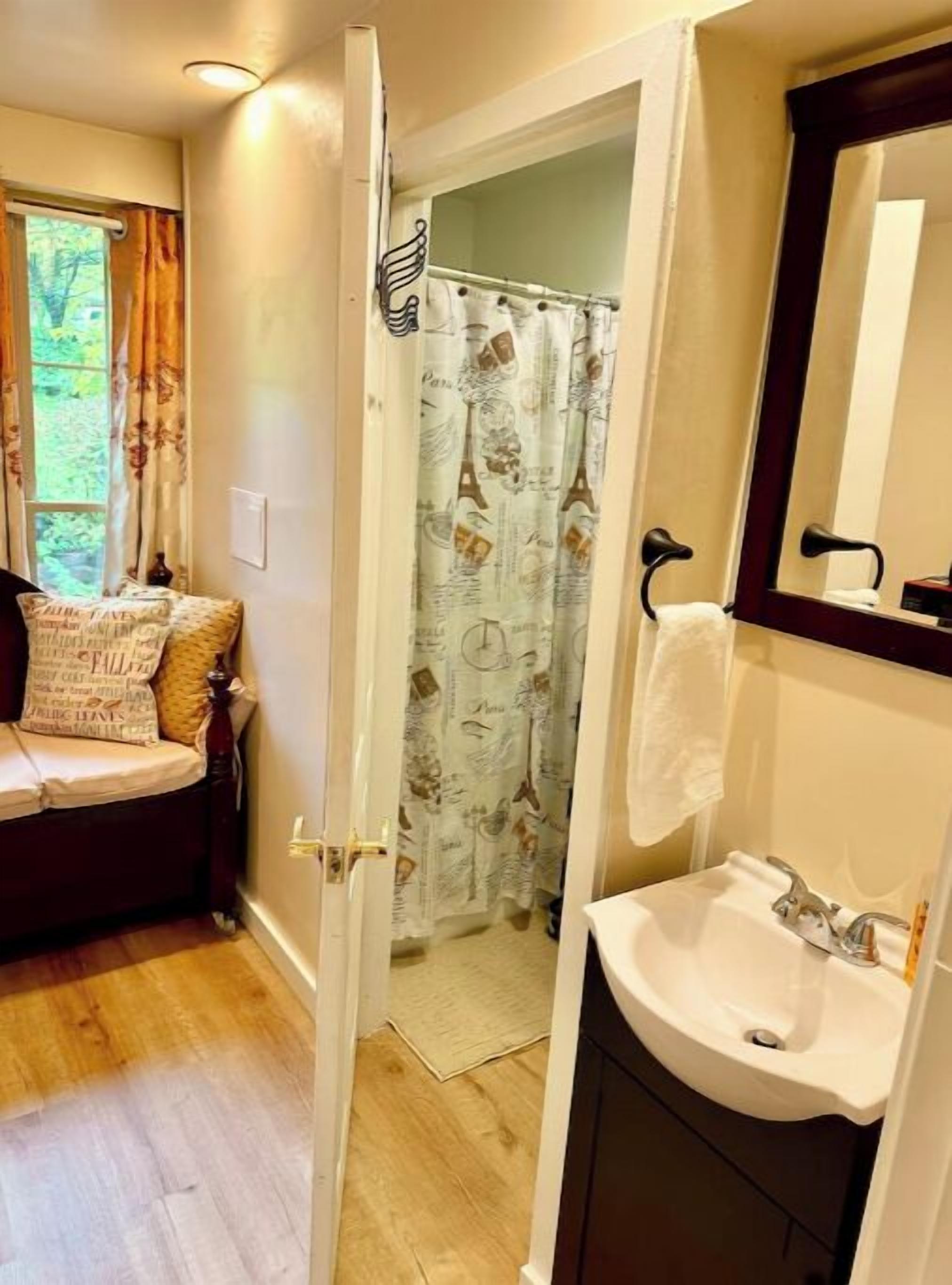 Sèche-cheveux, serviettes fournies, savon, papier toilette