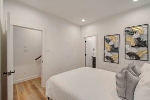 3 bedrooms, iron/ironing board, WiFi, bed sheets - 6 Min from Medical Center & Houston Zoo! (Houston)