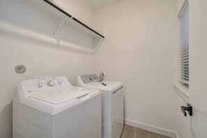 Interior - 6 Min from Medical Center & Houston Zoo! (Houston)