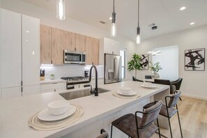 Køleskab, mikrobølgeovn, ovn, kogeplade