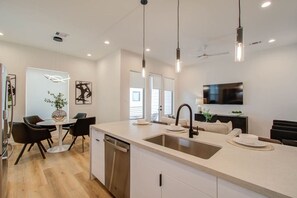 Interior - 6 Min from Medical Center & Houston Zoo! (Houston)