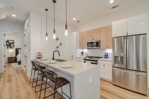 Réfrigérateur, four à micro-ondes, un four, surface de cuisson