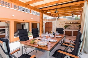 Enjoy meals in this dining area with a long table and comfortable seating for all.