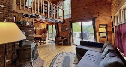 Lakefront Log Home in White Mountains! Dog-Friendly!