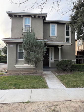 Exterior detail. Comfortable Room in San Jose with TV, WiFi, mini-fridge,Coffe maker, microwave
