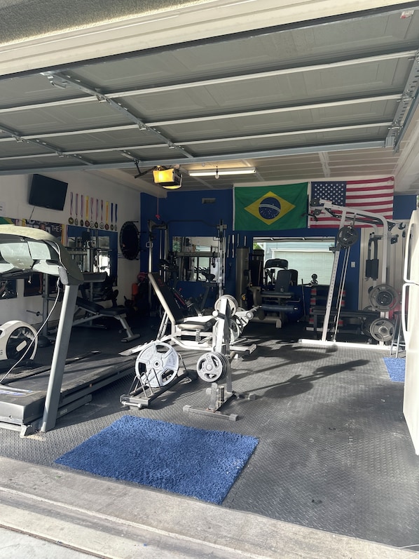 Fitness facility - Comfortable Room in lovely San Jose with Wi-Fi, air conditioning, fitness room. (San Jose)