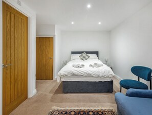 4 室のベッドルーム、WiFi (無料)、ベッドシーツ