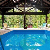 Hồ bơi trong nhà, hồ bơi ngoài trời, ghế dài tắm nắng 