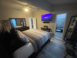 5 habitaciones, tabla de planchar con plancha y ropa de cama