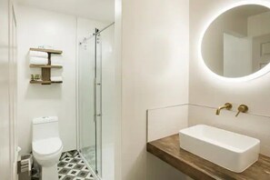 Douche, séchoir à cheveux, serviettes fournies, savon