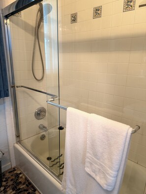 Hair dryer, towels, soap, shampoo - Midtown Gem: 1BR Near Ice Blocks and Top Restaurants! (Sacramento)