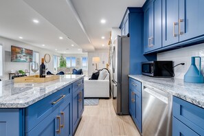 Fridge, microwave, oven, stovetop - Hideaway at Cedar Island (Kingsville)