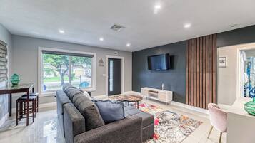 Een smart-tv en een kantoor