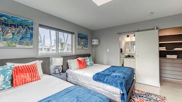 2 makuuhuonetta, työpöytä, silitysrauta/-lauta, vauvan matkasänky