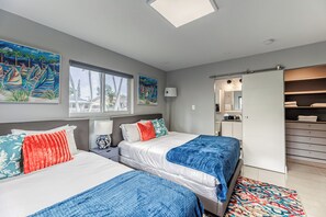 2 bedrooms, desk, iron/ironing board, travel crib