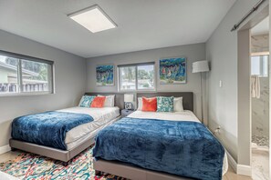 2 chambres, bureau, fer et planche à repasser, lit de bébé portatif