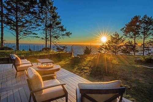  Overlooking the ocean, sleeps 7, kid and pet friendly, game room with ping pong