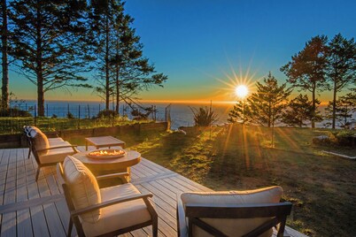  Overlooking the ocean, sleeps 7, kid and pet friendly, pergola with privacy.