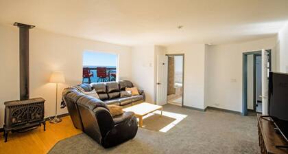 Overlooking the ocean, sleeps 7, kid and pet friendly, pergola with privacy.