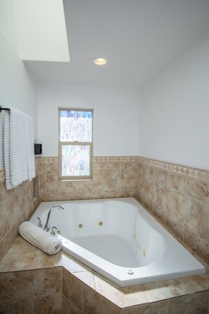 Shower, jetted bath, hair dryer, towels