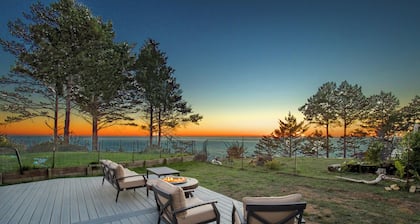Overlooking the ocean, sleeps 7, kid and pet friendly, game room with ping pong