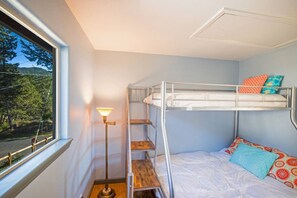 Room - Overlooking the ocean, sleeps 7, kid and pet friendly, pergola with privacy. (Whitethorn)