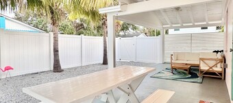 The Briny Bubble…Charming 2-bedroom cottage in Dunedin, steps to Main Street