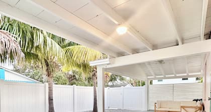 The Briny Bubble…Charming 2-bedroom cottage in Dunedin, steps to Main Street