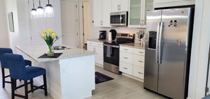 Fridge, microwave, oven, stovetop - Waterski & More - Southwest facing pool (Clermont)
