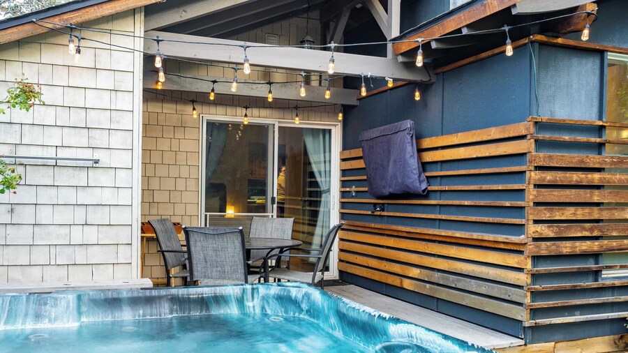 Riverfront Bend by Avantstay Private Dock, Large Yard w/ Views, Hot Tub