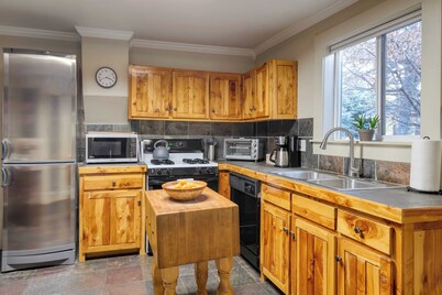 Riverfront Bend by Avantstay Private Dock, Large Yard w/ Views, Hot Tub