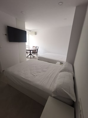 Chambre Quadruple Confort, accessible aux personnes à mobilité réduite, salle de bains attenante