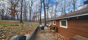 Outdoor dining - Mountain Laurel Cabin at Hunting Creek Hideaway (Thurmont)