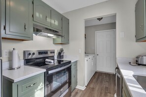 Kjøleskap, mikrobølgeovn, ovn og kokeplater