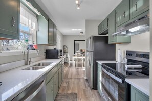 Fridge, microwave, oven, stovetop - Pet-Friendly Stay & EV Ready | Sleeps 6 Plus (Oak Grove)