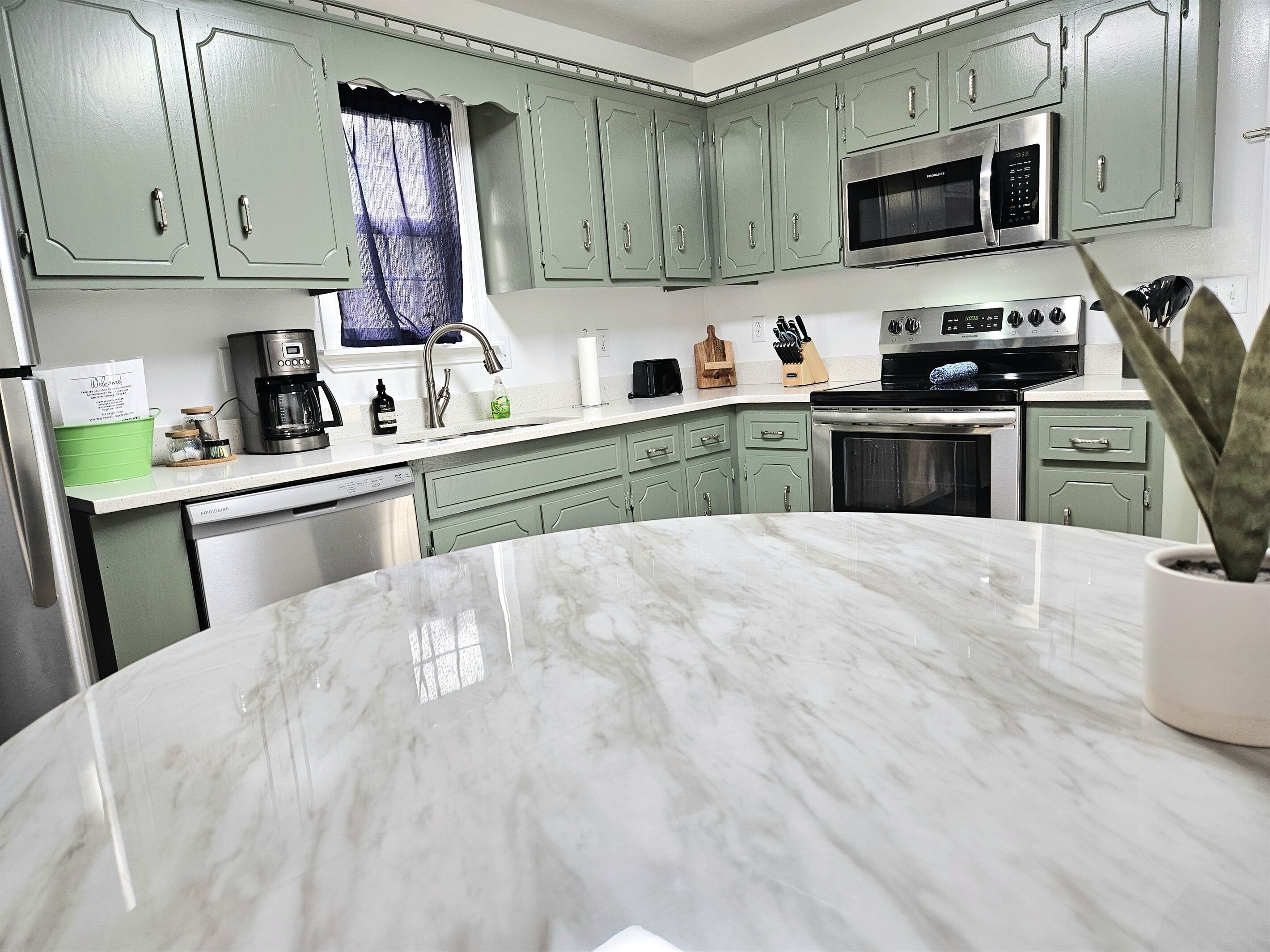 Réfrigérateur, four à micro-ondes, un four, surface de cuisson