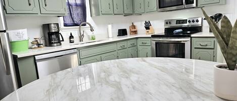 Réfrigérateur, four à micro-ondes, un four, surface de cuisson