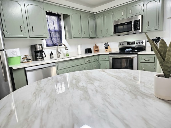 Kjøleskap, mikrobølgeovn, ovn og kokeplater