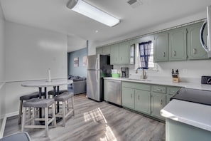 Kjøleskap, mikrobølgeovn, ovn og kokeplater