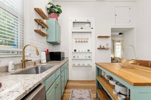 Private kitchen - Heart of Southtown  Hot Tub Hammock  King &TVs (San Antonio)